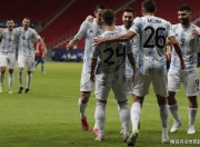 开云体育在线-势均力敌！双雄对决谁能笑到最后