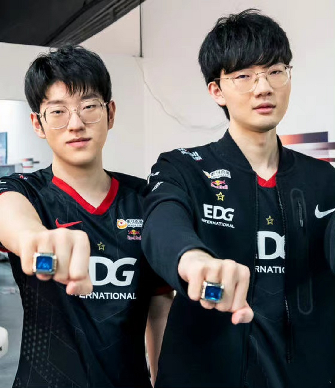 关于FLY完胜HLE，Scout统治全场的信息