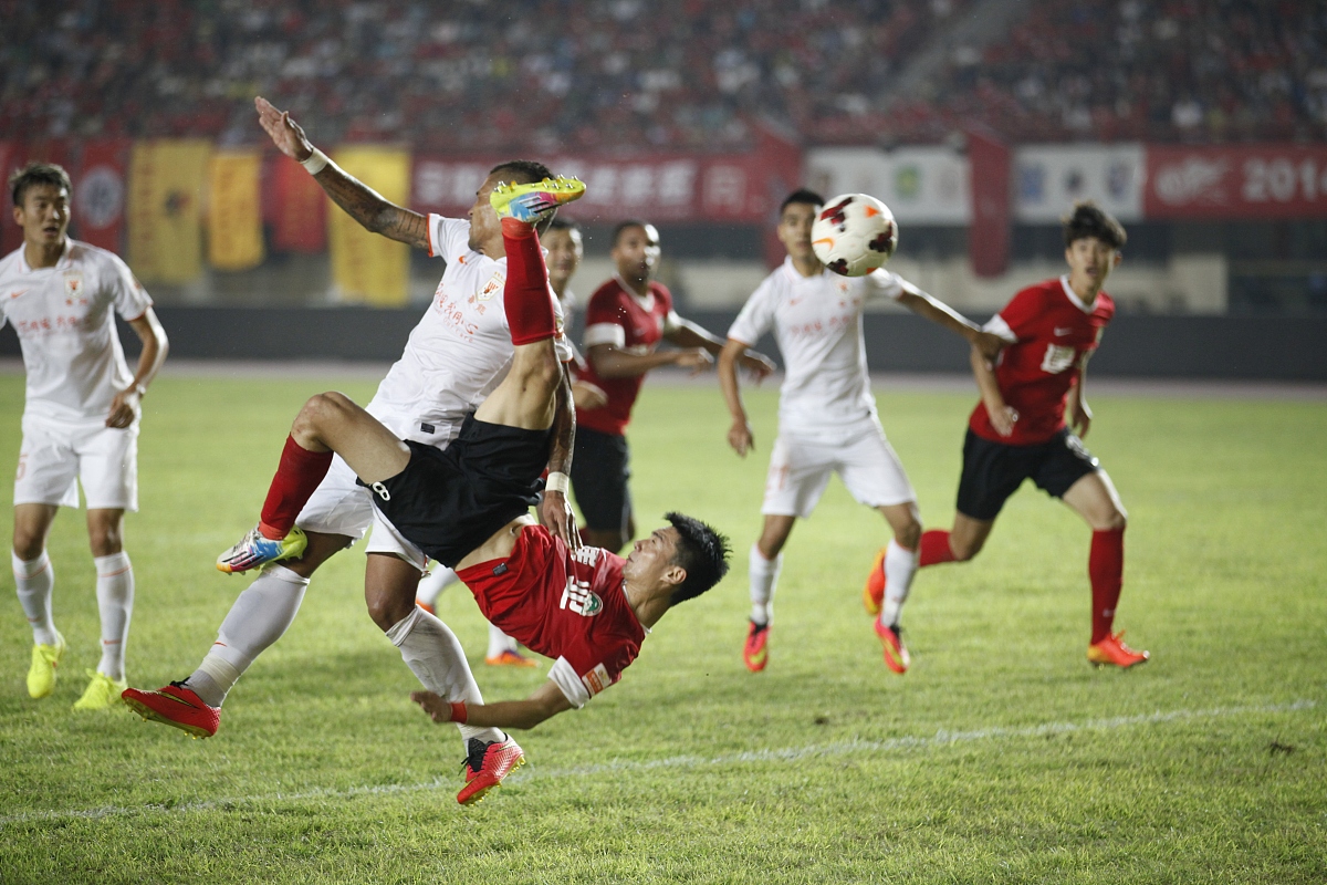 热烈的足球比赛赛况一览无余