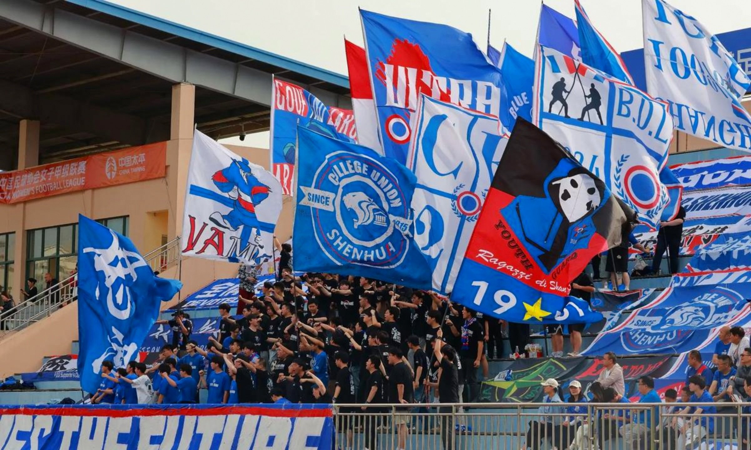 包含央视直播足球热门对决，球迷热情支持的词条