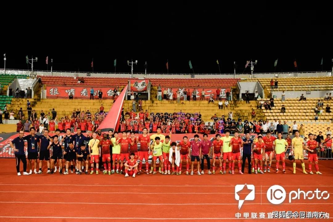 主队球迷加油鼓劲,助威声震动整个体育场! 主队球迷加油鼓劲,助威声震动整个体育场!