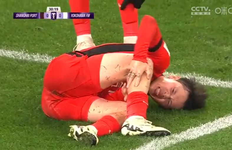 某球员受伤缺席多场比赛，球队士气受挫