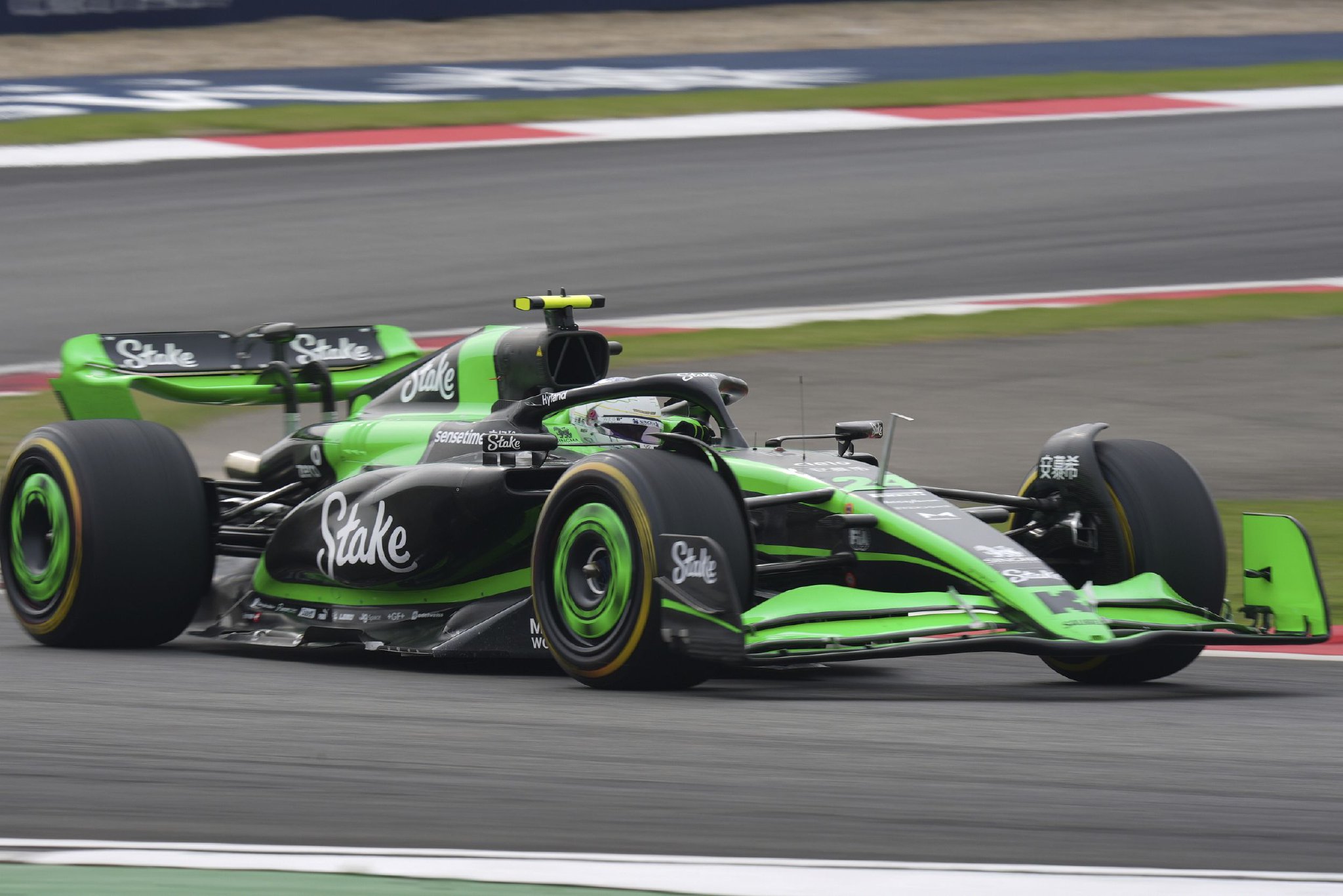 包含法拉利完胜阿斯顿马丁，周冠宇点燃赛场的词条