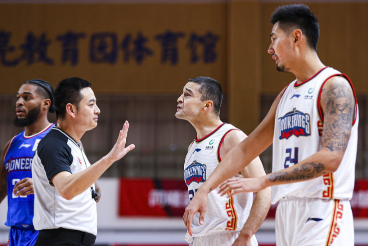 天津队险胜尼克斯，范弗利特带队取胜