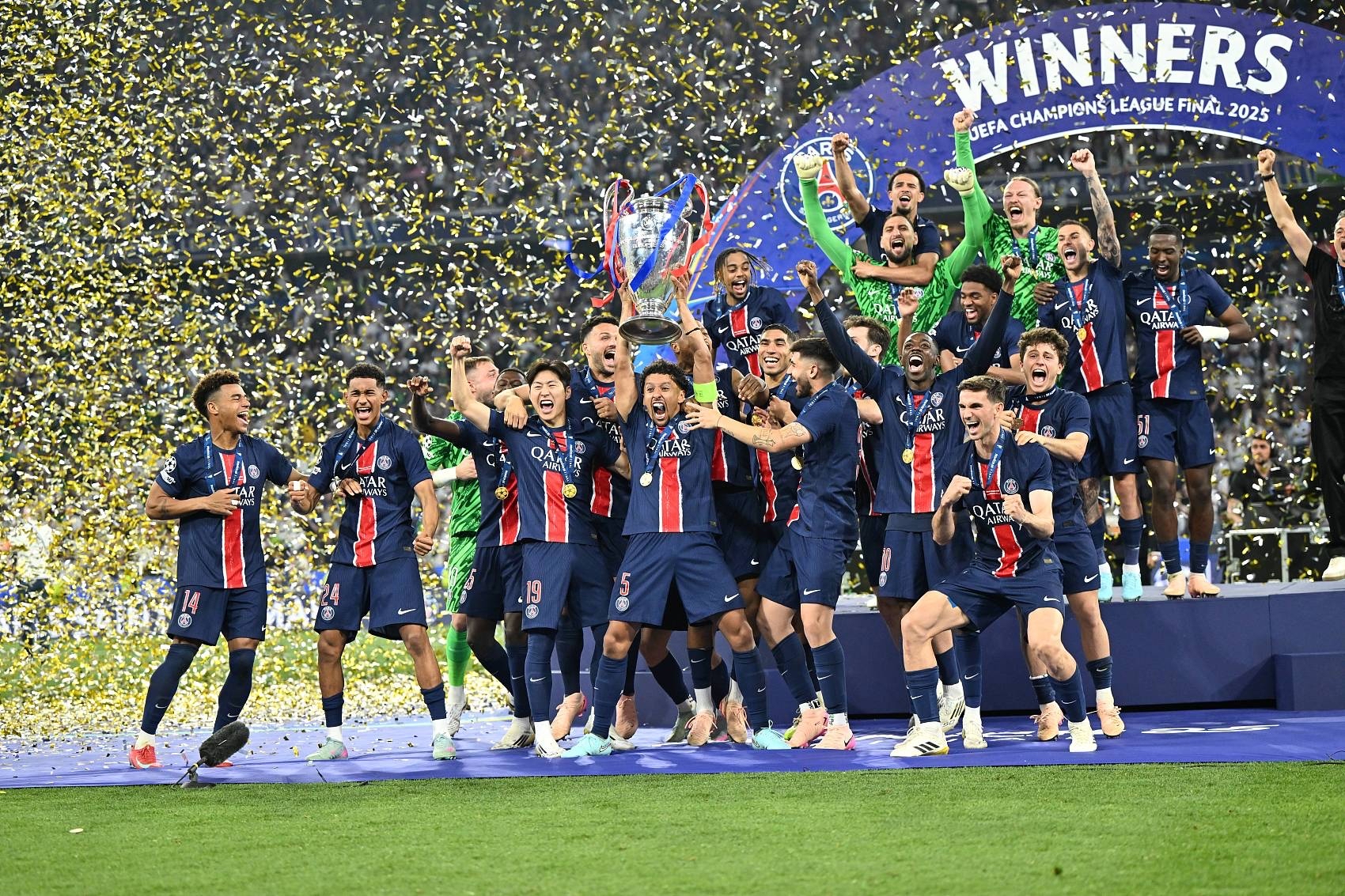 包含欧盃嫉易赏火热赛事启幕，国家队集体备战争夺冠军的词条