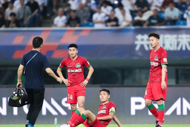 对手队长遭重伤，或将无缘关键比赛